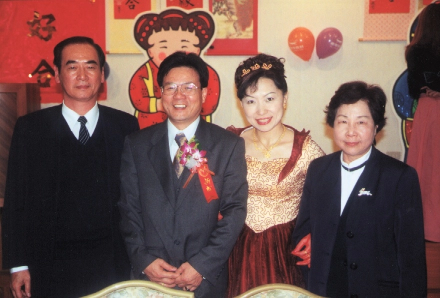 張芙美校長伉儷擔任婚宴主婚人。