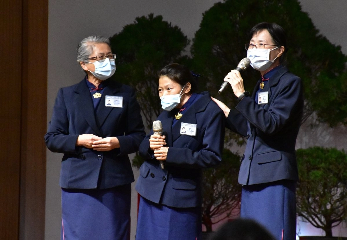 中正區歲末祝福人品典範，介紹慈濟志工段生芳(中)翻轉人生的故事。一路陪伴關懷生芳的慈濟志工王鳳珠，陪伴生芳上臺見證。