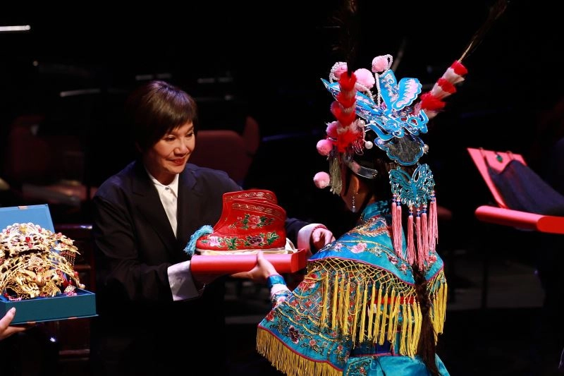 唐美雲歌仔戲團團長唐美雲（左）授予結業習藝生象徵傳承與祝福的行當配件
