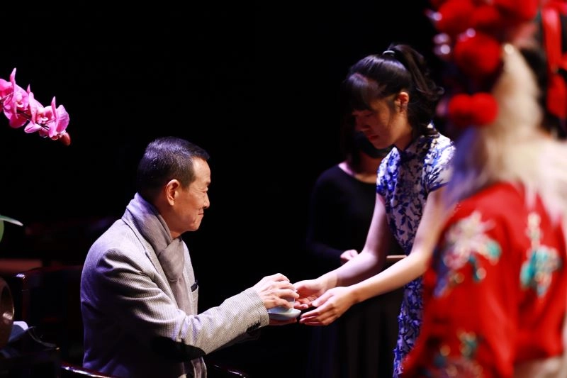 當代傳奇劇場習藝生向導師吳興國（左）奉茶行謝師禮