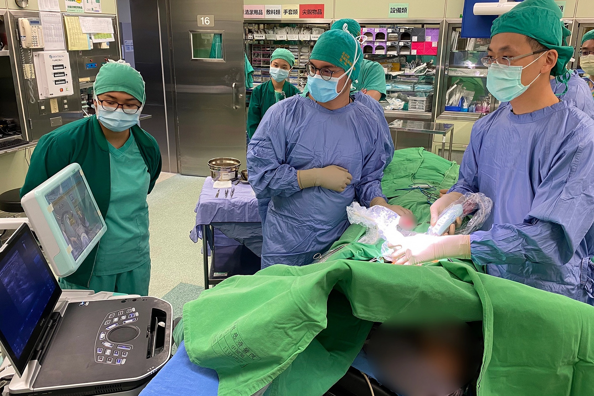 張群明主任(右一)以真空輔助切片系統來做良性乳房腫瘤微創切除手術，傷口小、復原快，而手術後大部分的病人，隔天就能回歸正常生活。