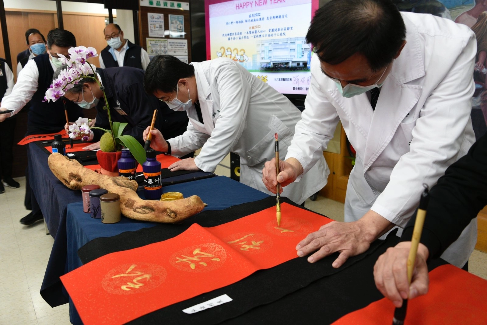 簡瑞騰院長領銜揮毫弘法利生