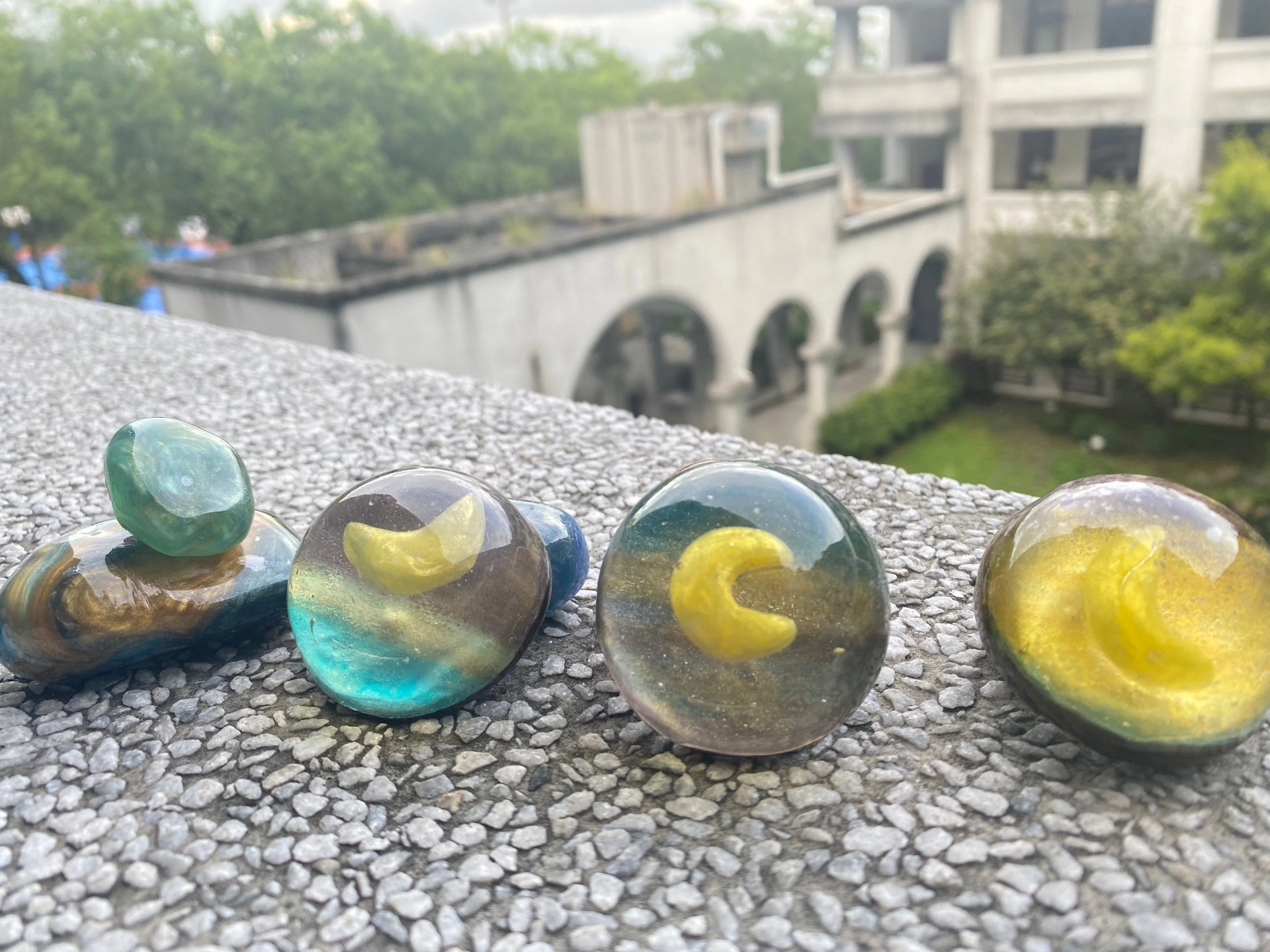 手工繪製的星空寶石皂既簡單又富有造型感。