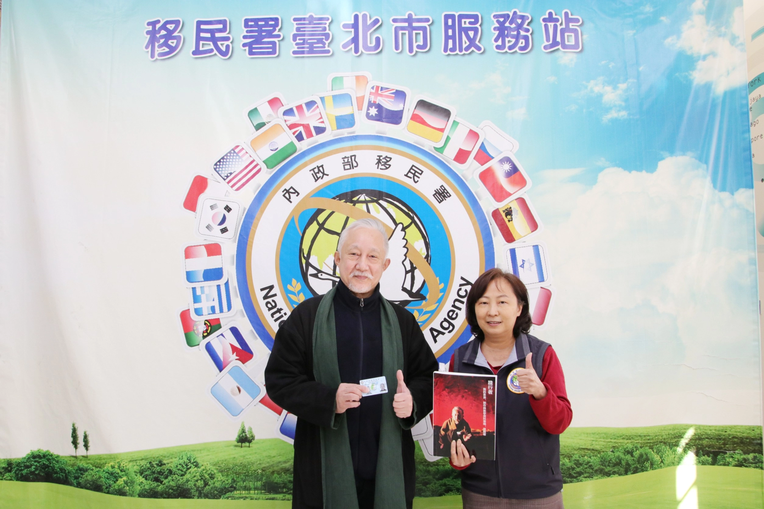澳大利亞籍張曉雄(左)教授核准申獲永久居留(梅花卡)，右為移民署臺北市服務站主任蘇慧雯。