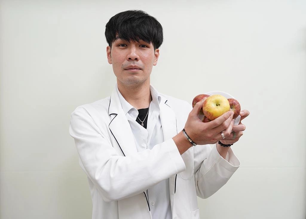 花蓮慈濟醫院營養師陳昱升提醒民眾除了豐盛年菜、零嘴，過年也別忘了健康蔬果均衡營養。
