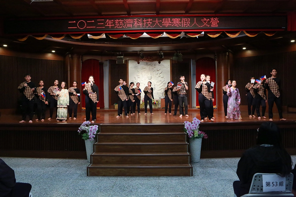 國際聯誼晚會，外籍生合唱「We Are The World」。