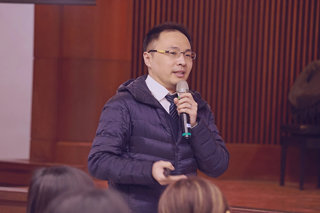 醫學影像暨放射科學系助理教  授吳晋暉分享自身經歷，教育也可以  使人脫貧。