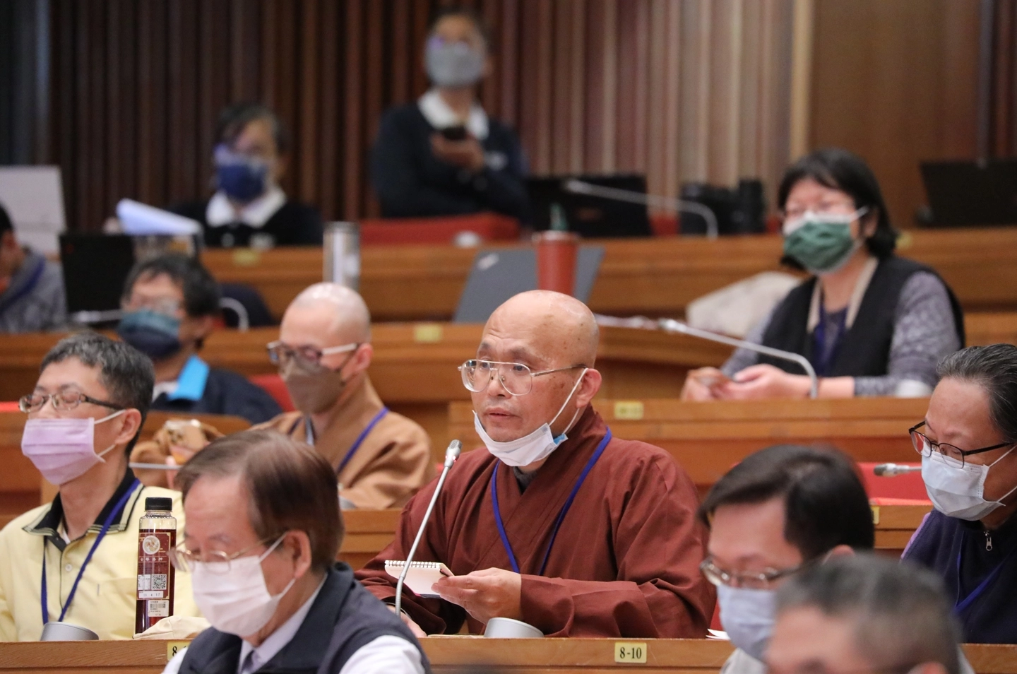 探討《法華經》如何通過現代宗教家與學者的詮釋與轉譯，深入影響社會各個層面。