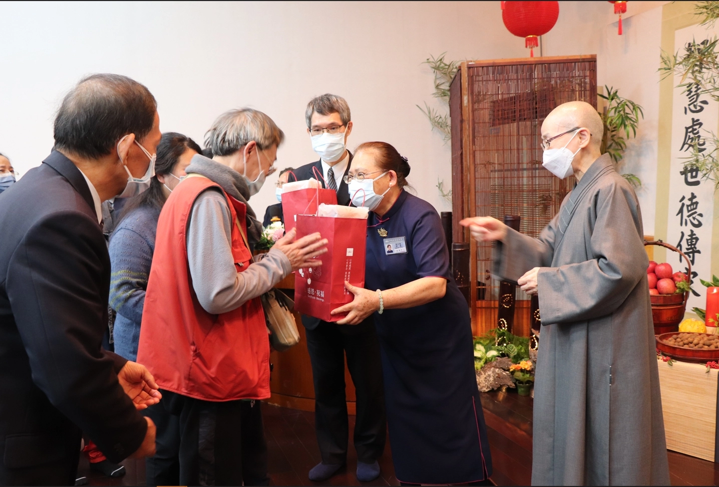 活動最後在靜思精舍師父祝福下，會眾依序領取福慧紅包和物資，滿懷感恩的心結束這場一年一度，熱熱鬧鬧、開開心心的歲末祝福。