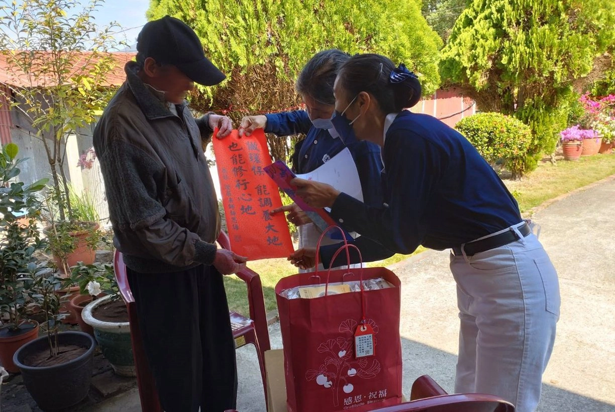 旗山區志工幫每位獨居長輩送上年菜，祝福長輩們新的一年身體健康。
