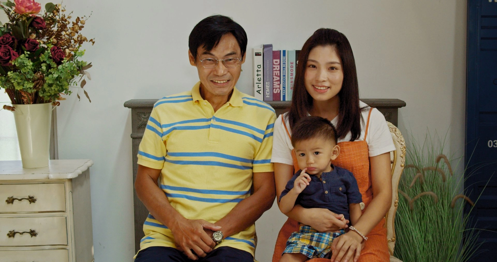 幸源(右阮秋姮飾演)、俊賢(左夏靖庭飾演)全家福