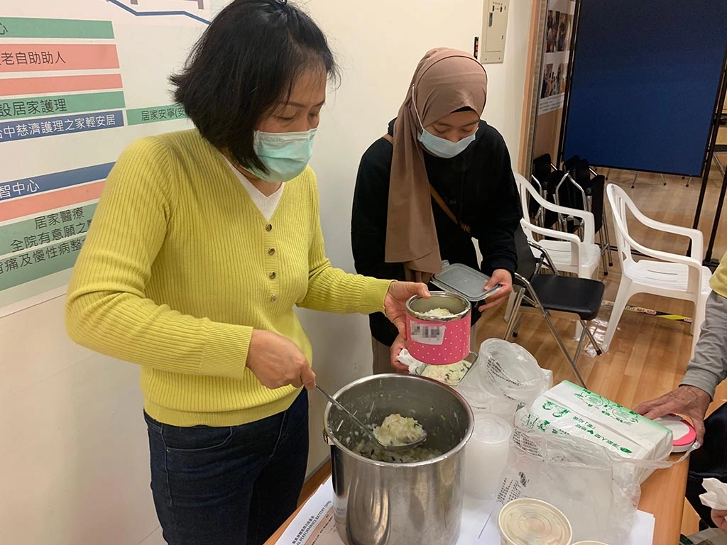 家屬葛小姐（左）與支持團體培養出深厚的情誼，煮鹹粥讓大家帶回家享用。