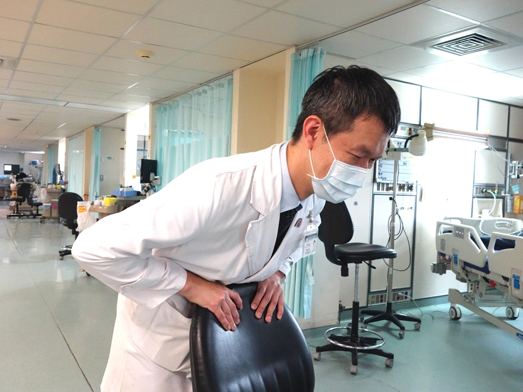 陳信均主任示範哈姆立克急救法救人及自救