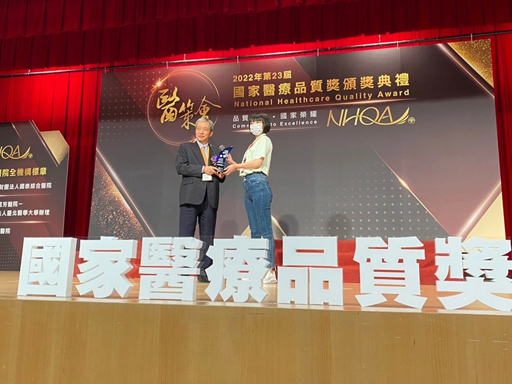 內科加護病房護理師洪翊珊（右）代表領取  國家品質獎銀獎。