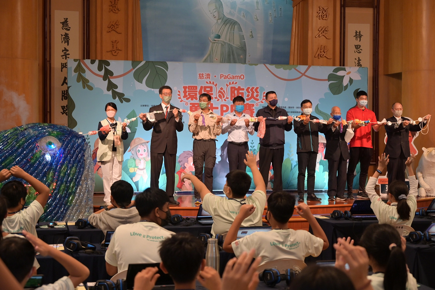 志工和與會貴賓一同呼口號「救鯨魚、愛地球」為PaGamO臺東縣市盃揭開競賽。