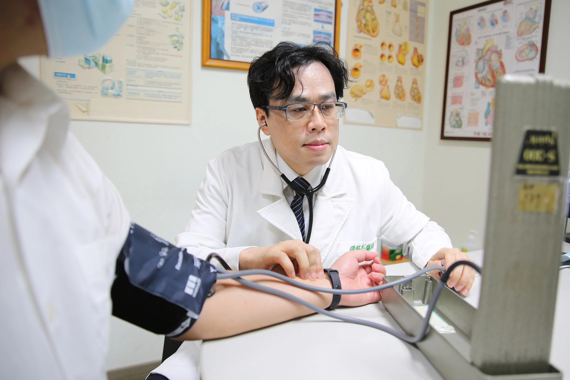 花蓮慈濟醫院心臟內科主任陳郁志表示，常見猝死原因為心因性猝死，高風險族群更要注意包含有心血管疾病、糖尿病、吸菸習慣等民眾需提高警覺，若有不適得盡速就醫。