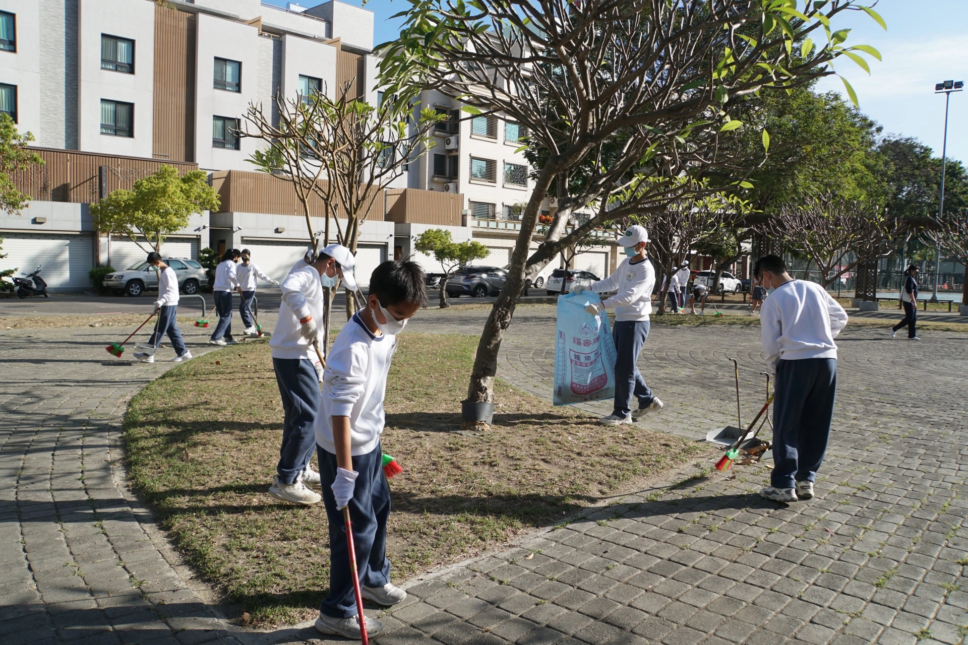 同學們用行動守護校園周邊環境。