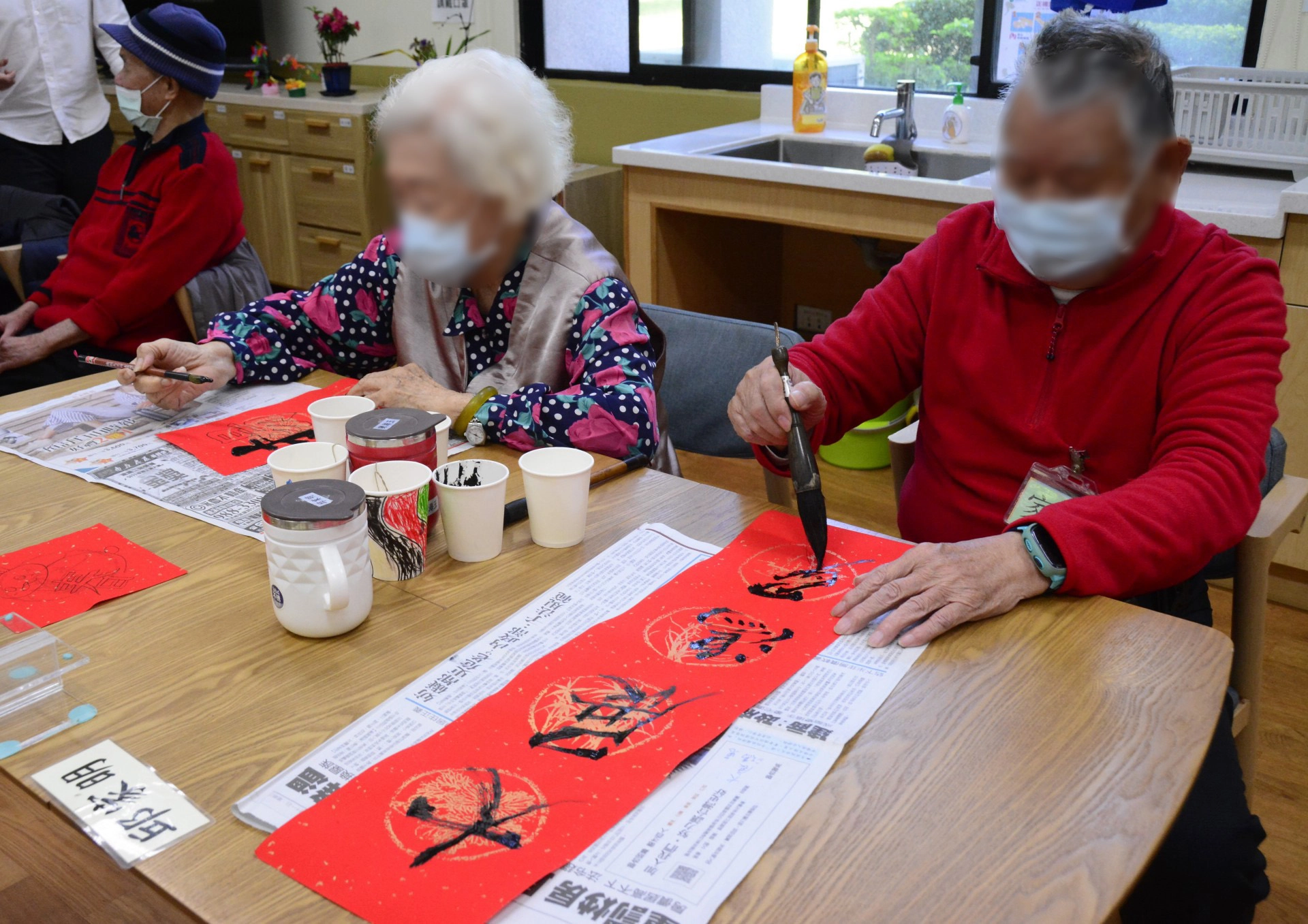 曾經學過書法的阿公，不需老師將字描邊，幾筆就寫好「大展鴻兔」，創意十足。