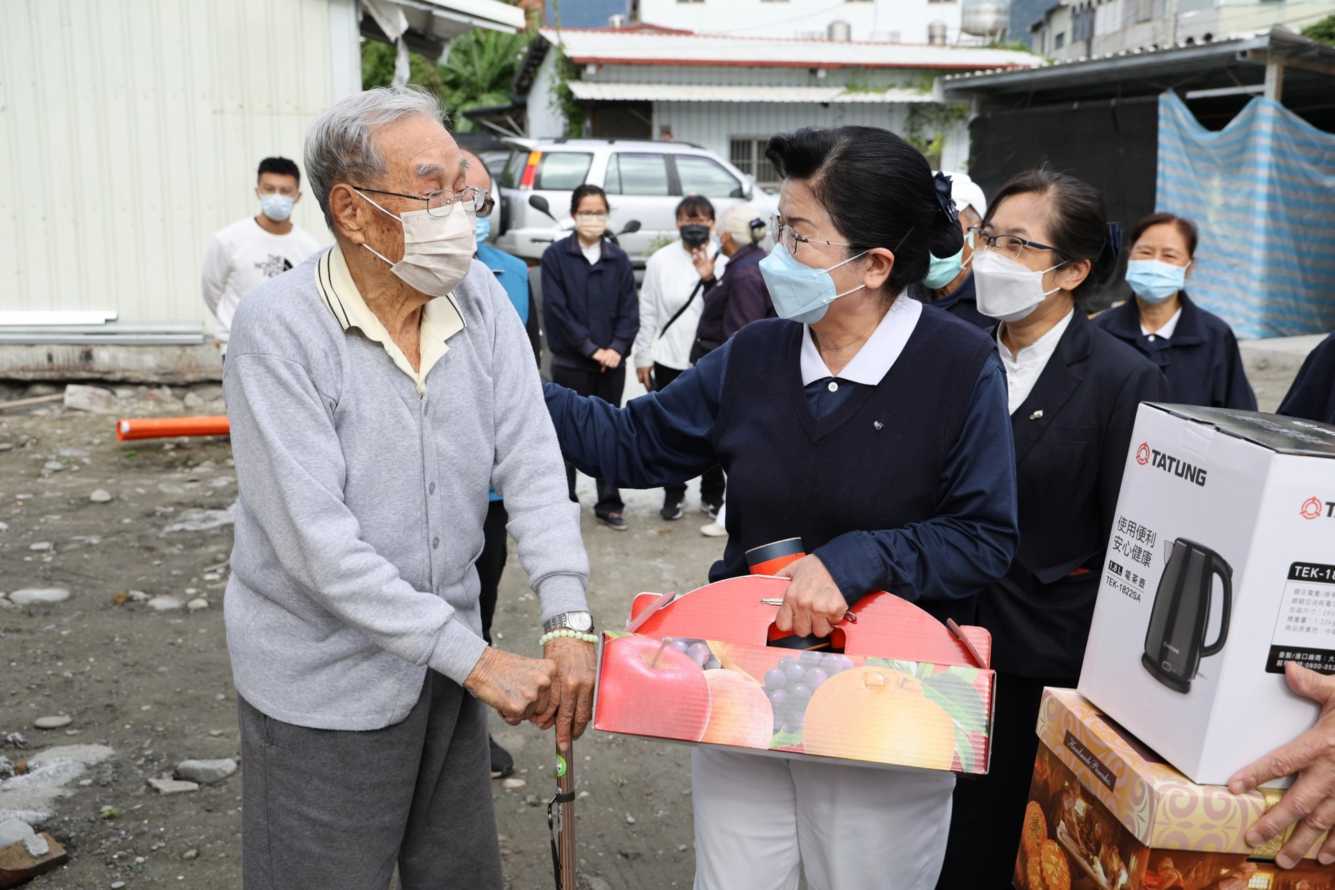 1月17日一早，慈濟志工分批前往住戶家送入住禮。