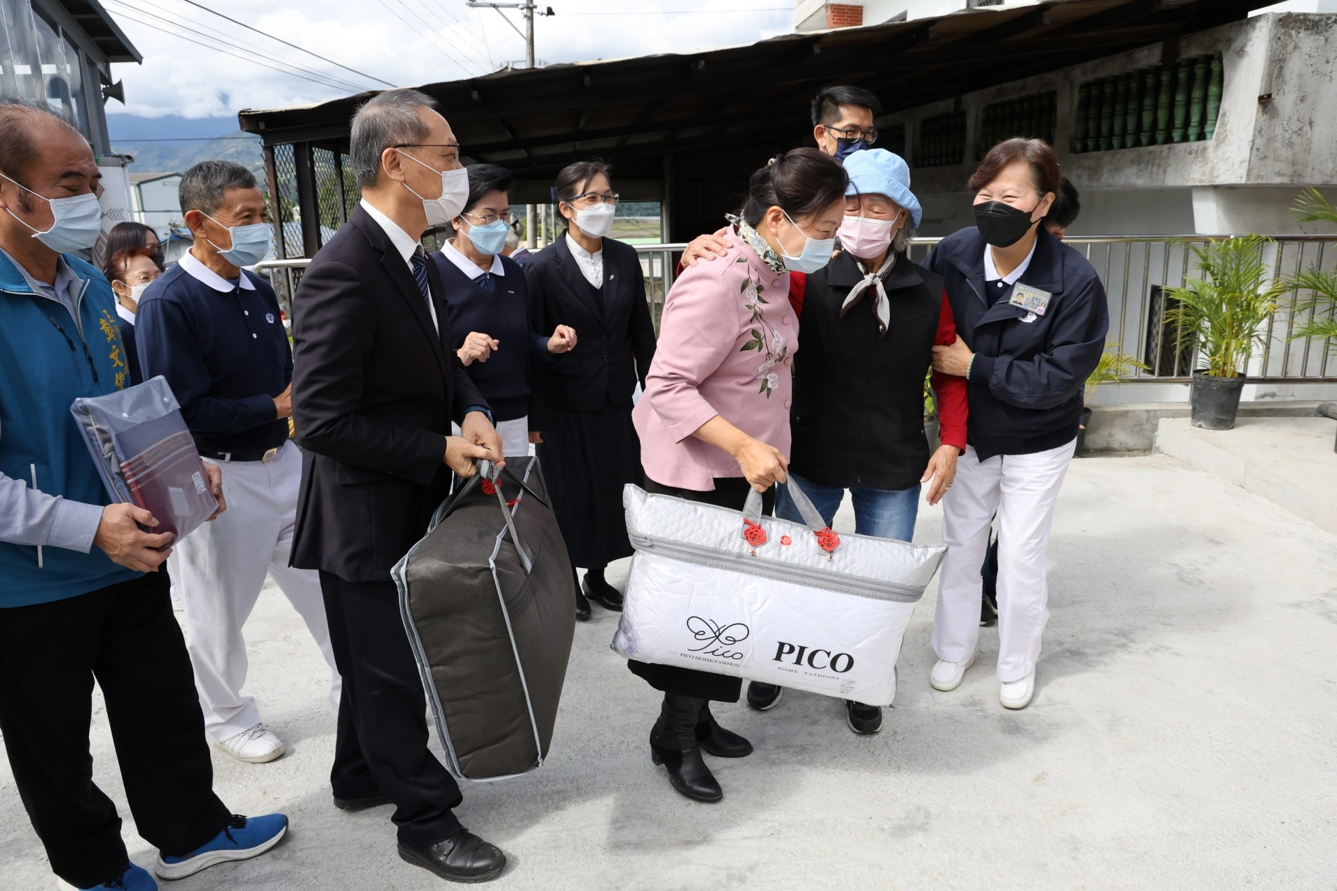 慈濟援建0918地震，1月17日在玉里鎮舉辦「鋼構安心屋」捐贈典禮。活動後徐榛蔚縣長、顏博文執行長帶著入住禮前往住戶家。