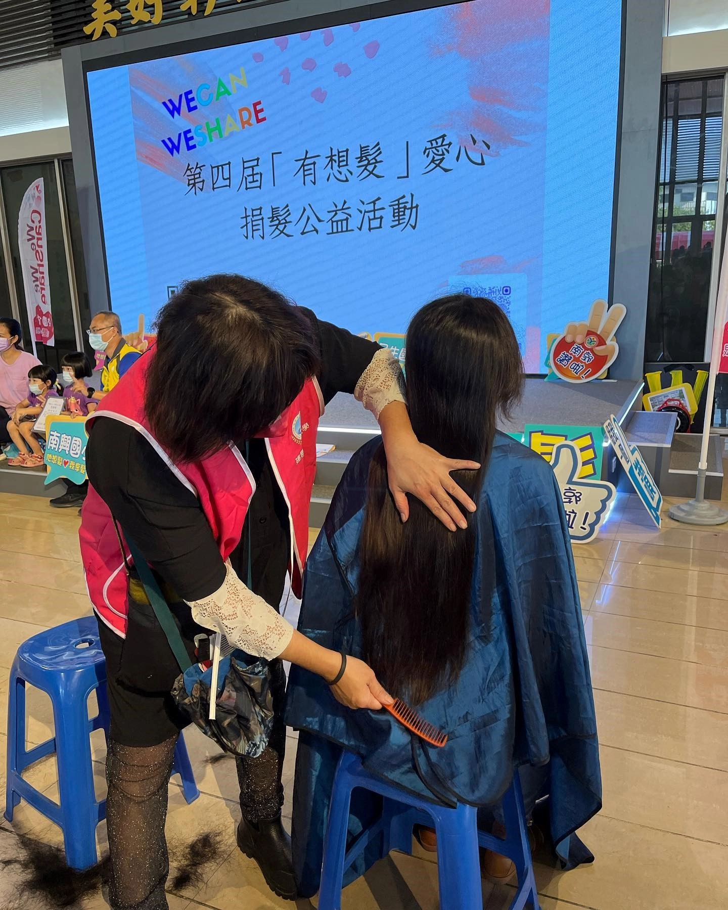 第四屆「有想髮」愛心捐髮公益活動現場，捐髮大使即將剪髮 (WeCan WeShare 公益平台團隊提供)