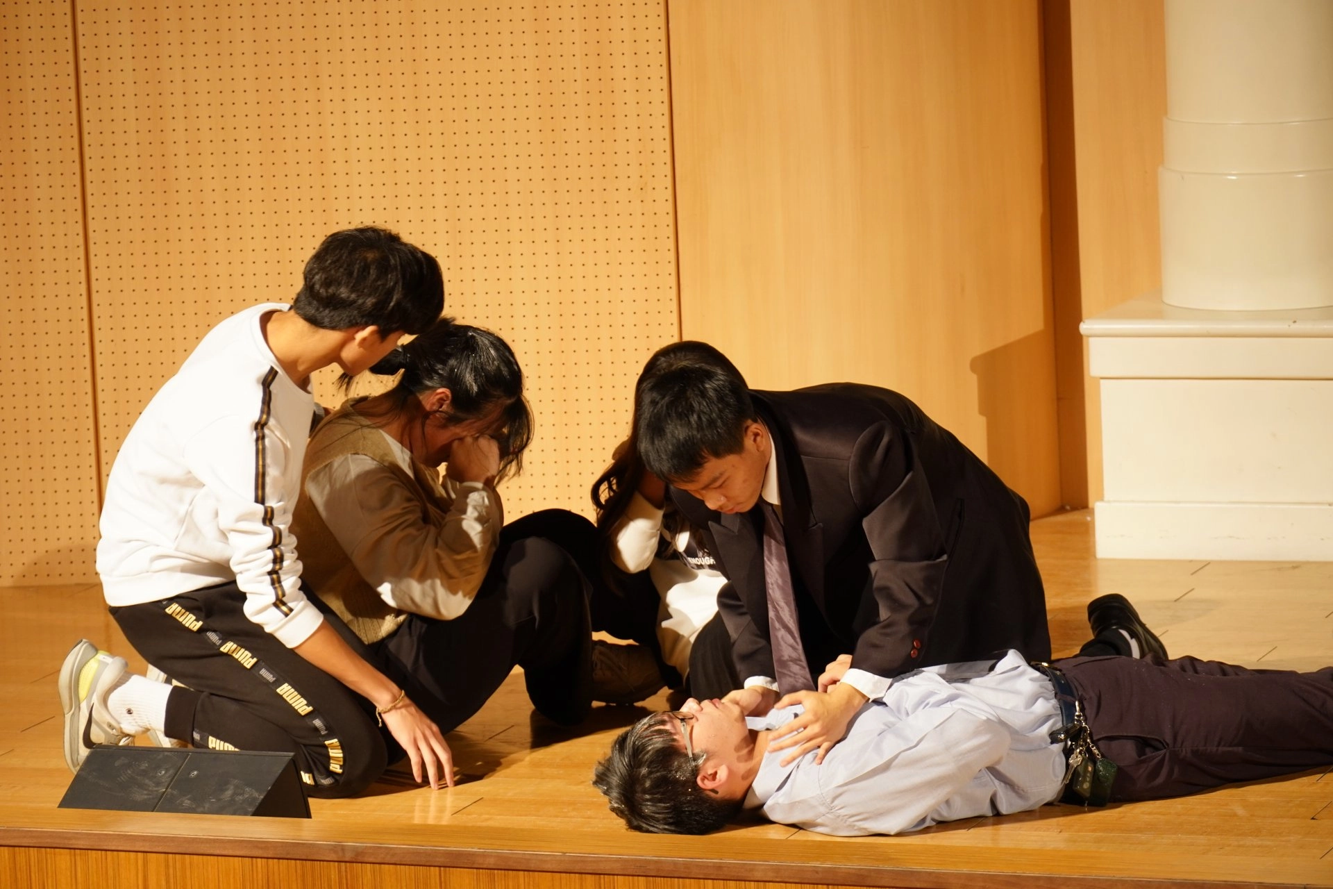 透過經文演繹告誡世人莫等到子欲養而親不在。