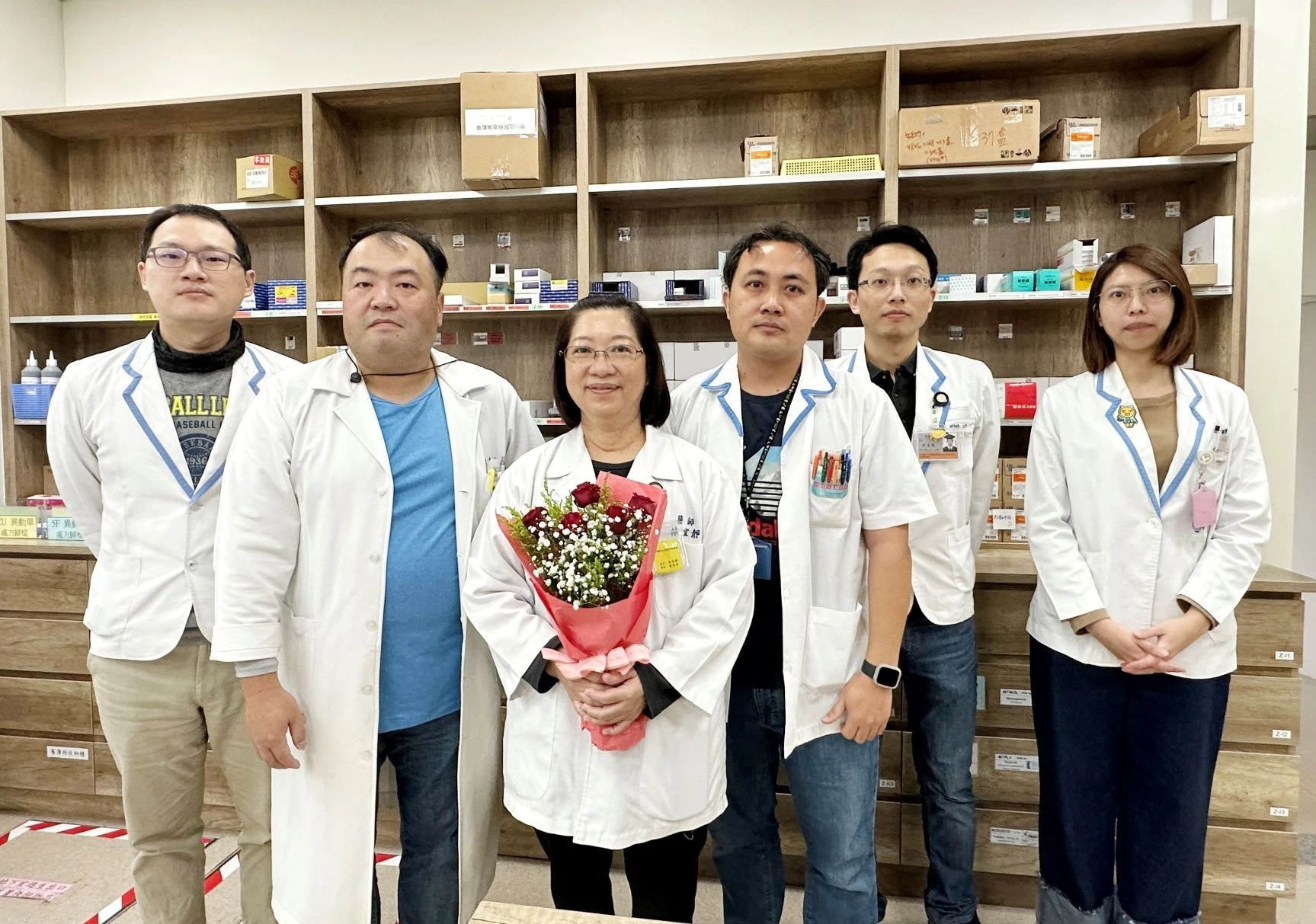 台東基督教醫院藥劑科藥師林宜靜即將揮別工作了二十五年的職場，與藥劑科主任陳志明（左二）等同事們合影。