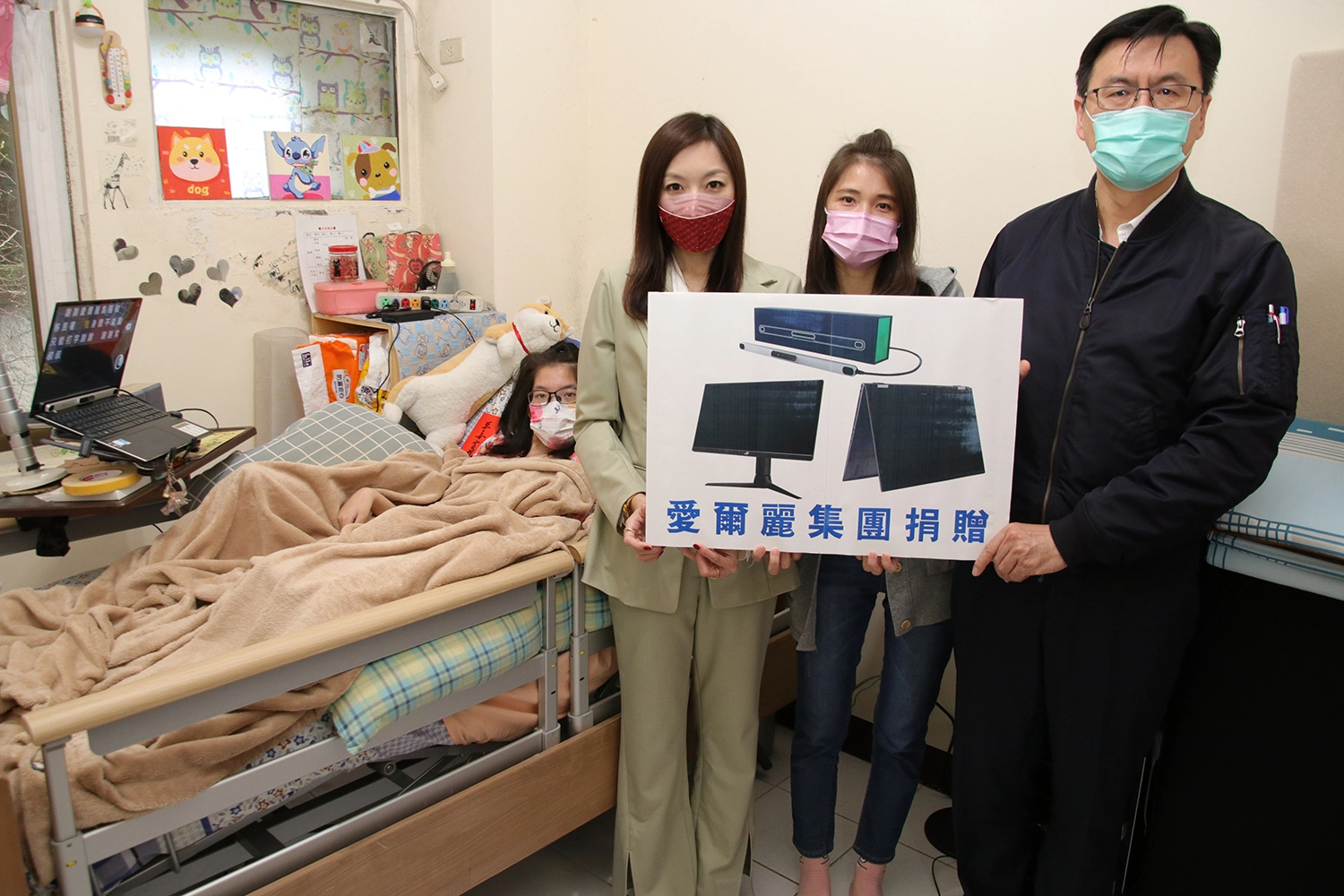 愛爾麗醫療集團執行長劉怡萱(中)及移民署北區事務大隊大隊長林澤謙(右) 年終送暖給新住民家庭。