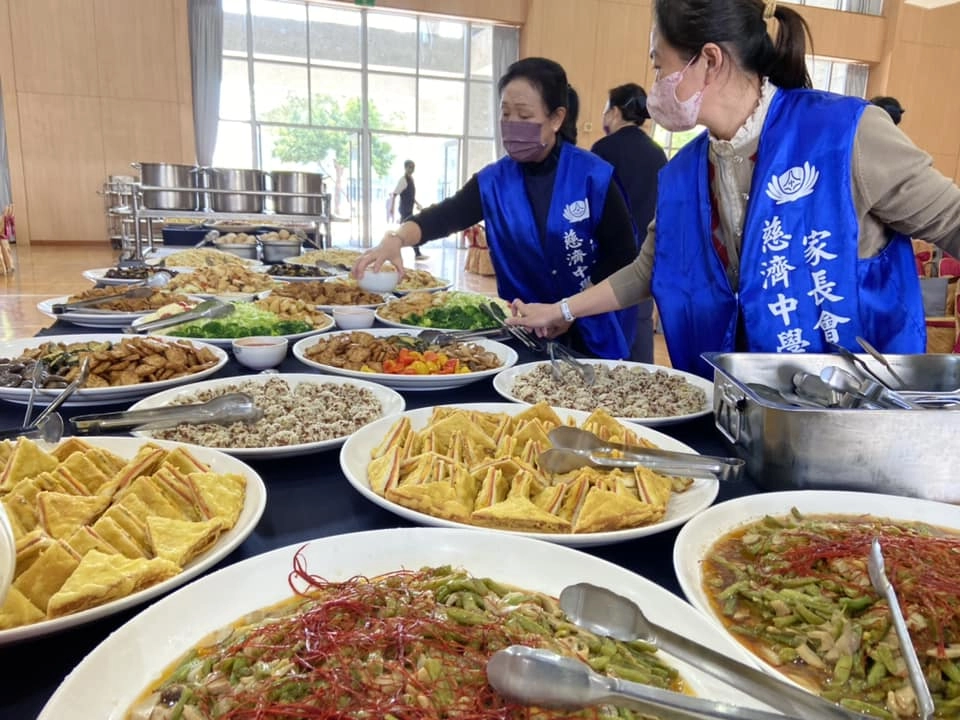 臺南慈中中央廚房備辦蔬食料理，讓大家吃得美味又健康。