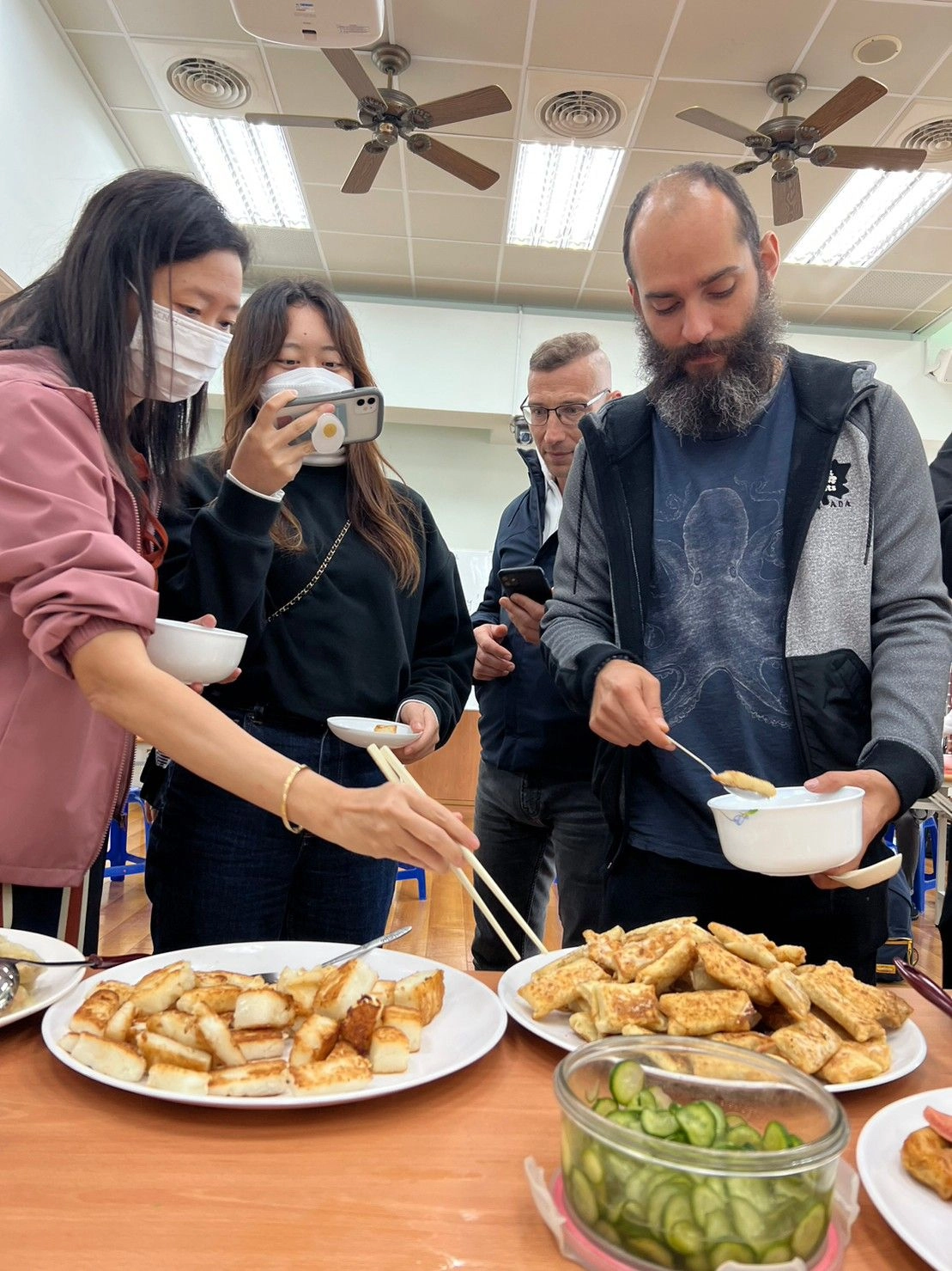 華語生們認真紀錄與品嚐美一道年菜。
