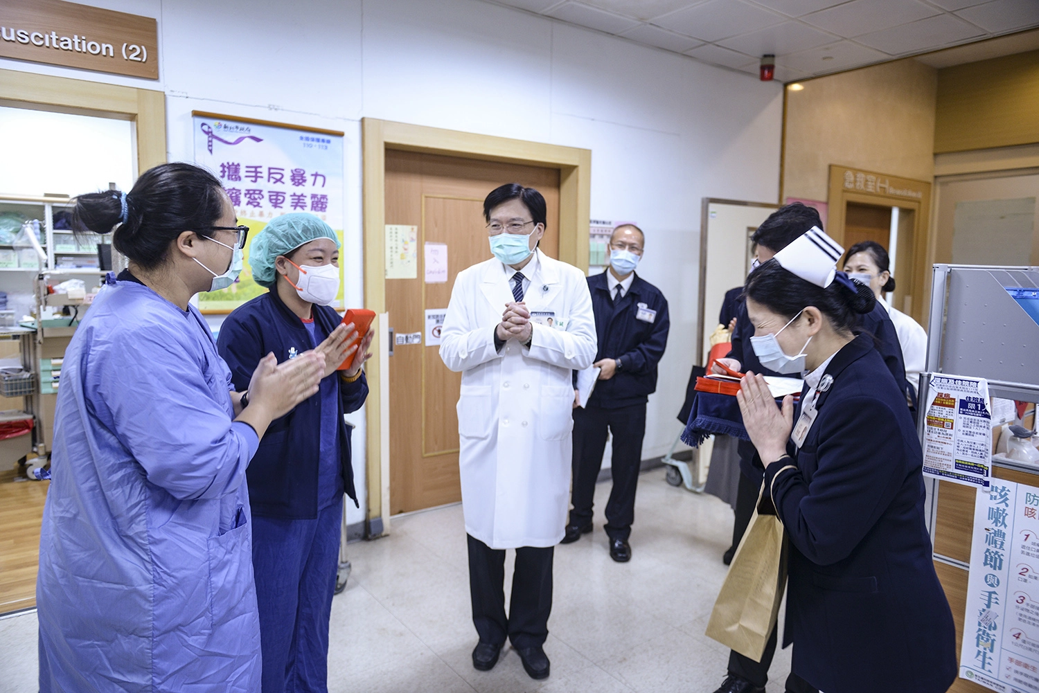 趙院長與吳秋鳳主任感恩急診團隊堅守崗位，辛勞付出。(圖/連志強)