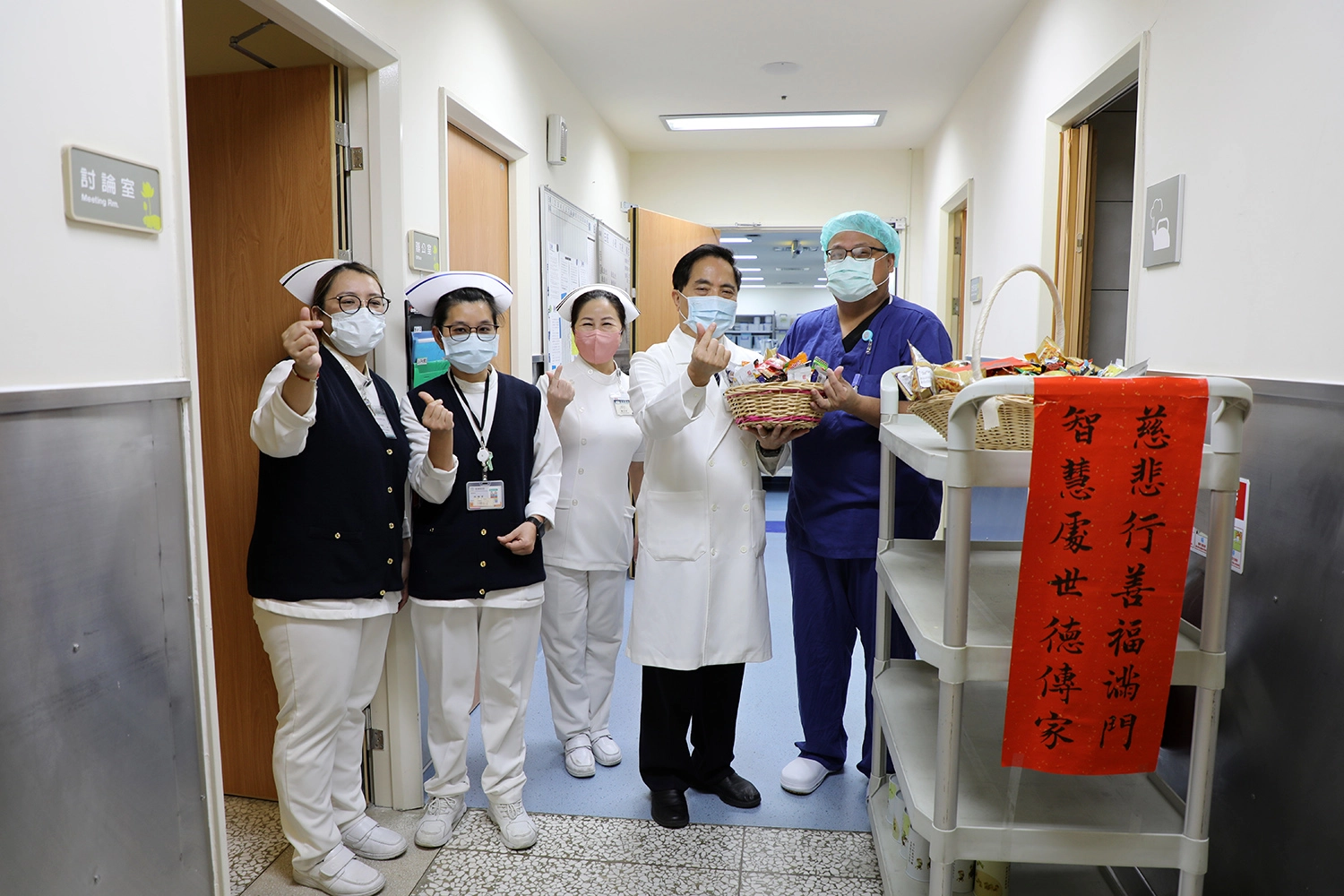 林欣榮院長也關心年節期間各單位的工作量，特別叮嚀同仁天冷注意保暖、要保重身體，也邀請大家能夠一起回到精舍圍爐。