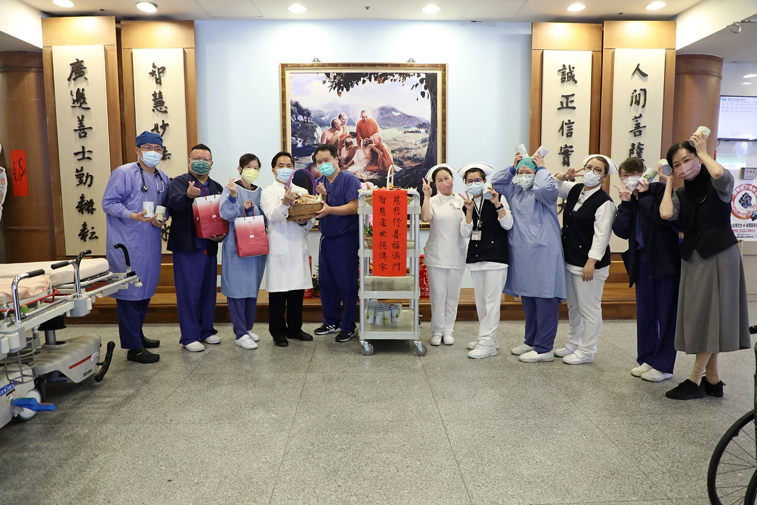 林欣榮院長也關心年節期間各單位的工作量，特別叮嚀同仁天冷注意保暖、要保重身體，也邀請大家能夠一起回到精舍圍爐。
