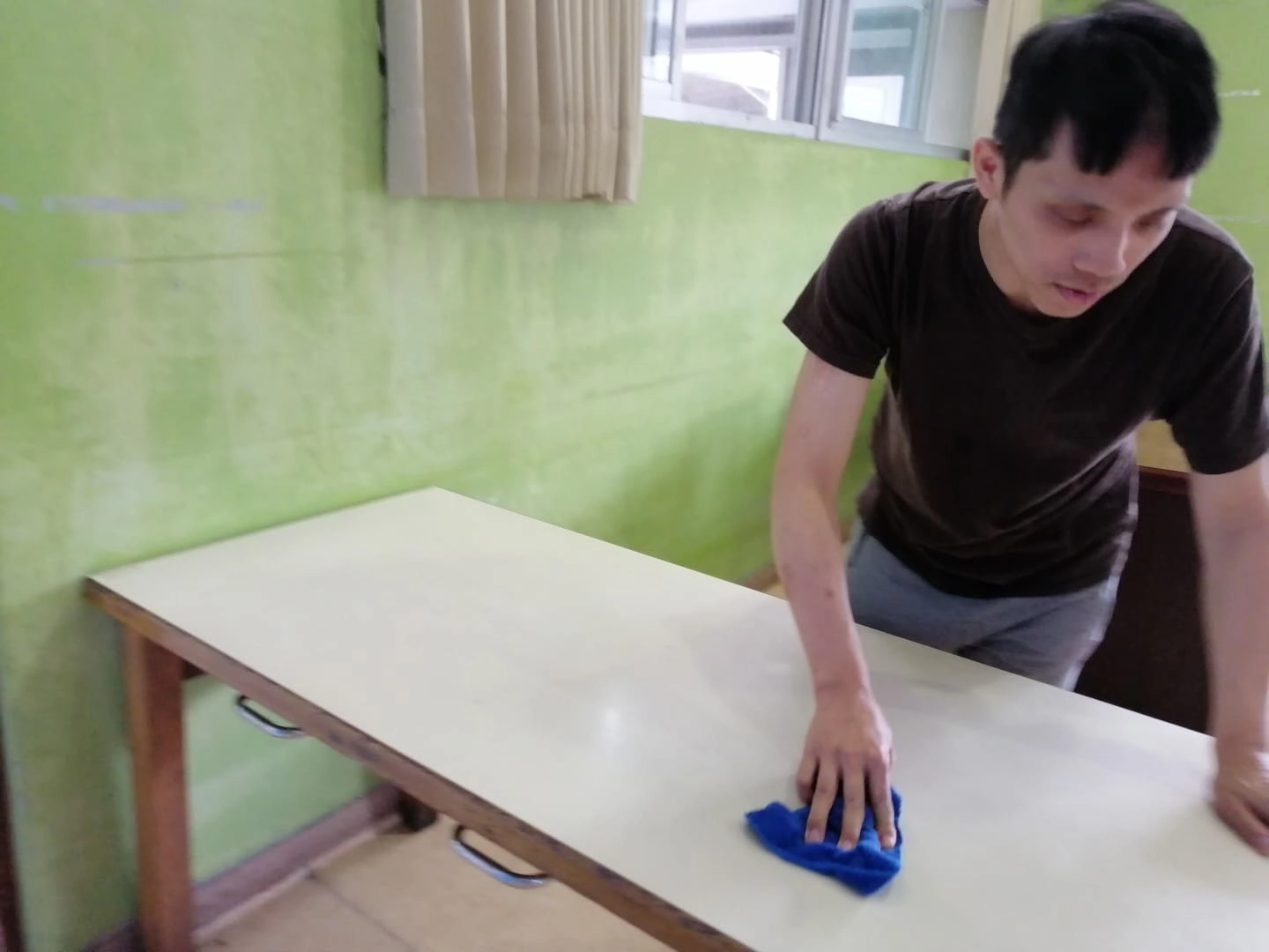 伊甸宜蘭教養院住民阿寶在社工與教保員的照顧與陪伴下，現在情緒穩定，能與同儕相處融洽，甚至成為教保員的好幫手。