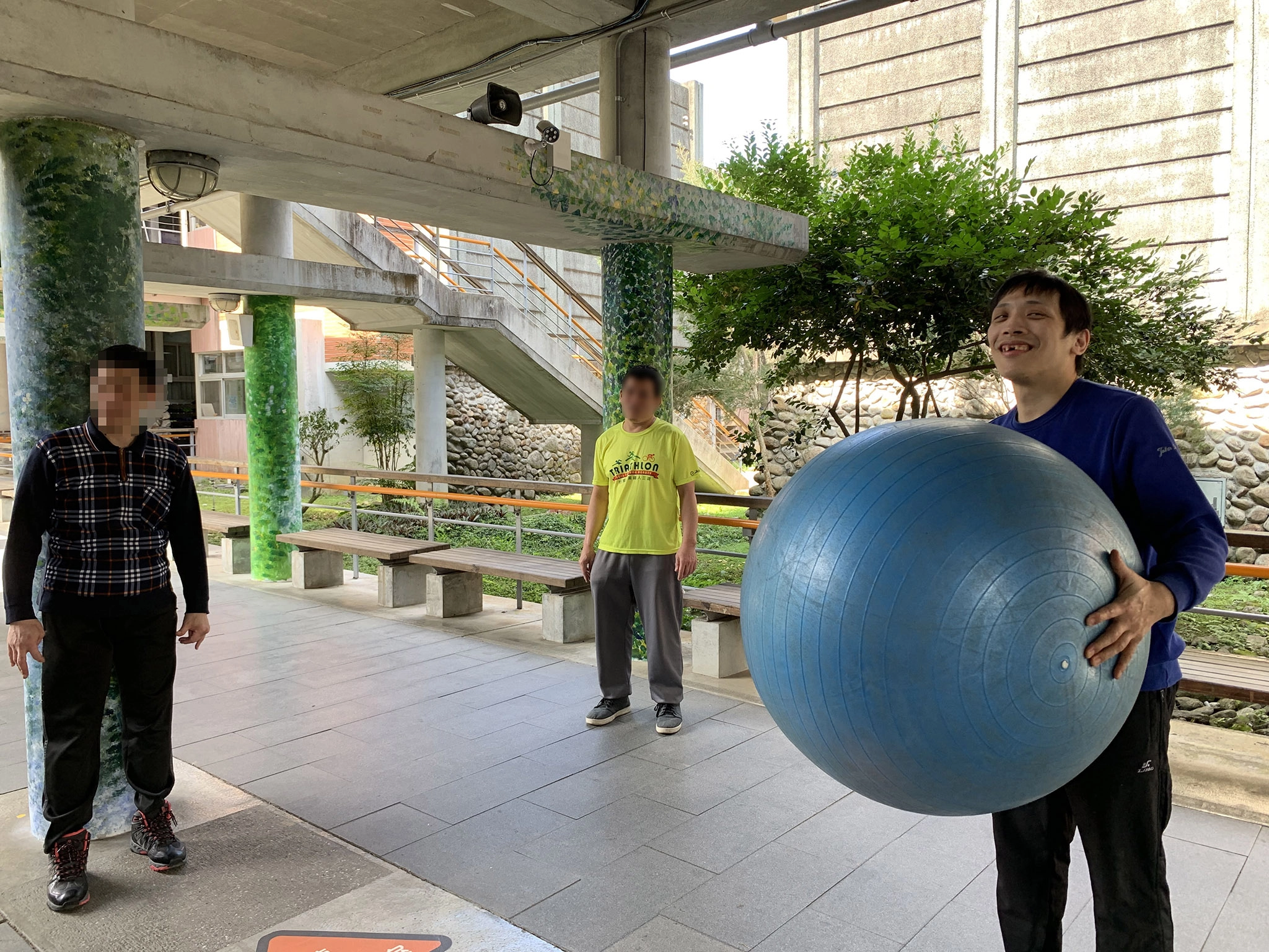伊甸宜蘭教養院規劃各式運動課程，讓住民活絡筋骨，延續身體機能，其中大龍球是阿寶最喜歡的活動之一。
