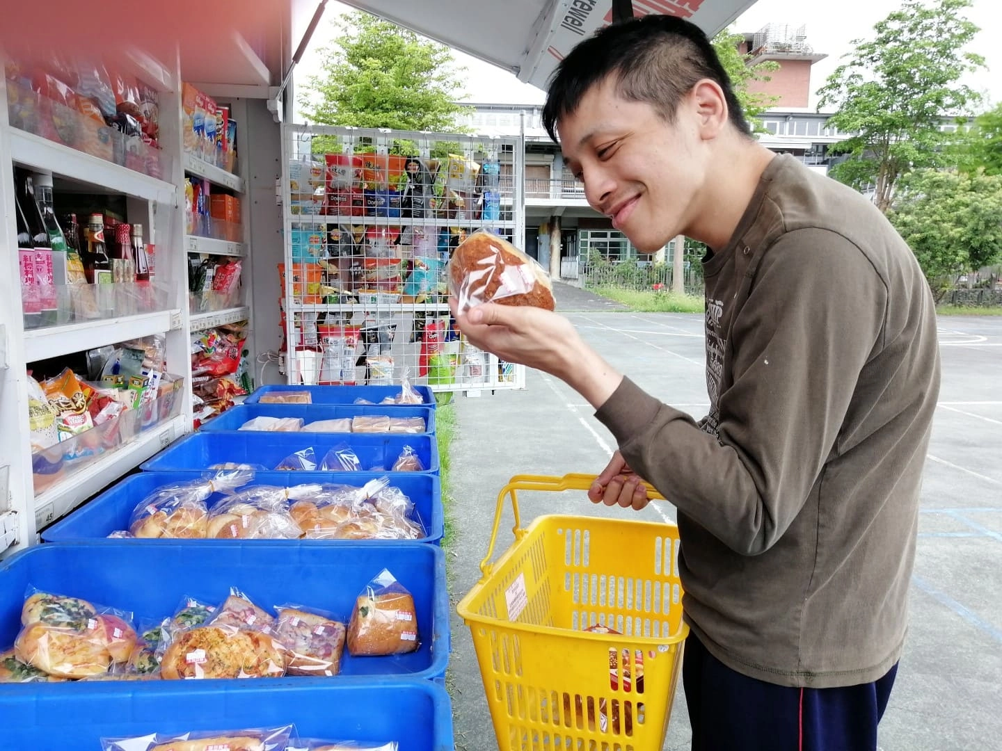 伊甸宜蘭教養院特別規劃超市行動購物來到院內，讓住民能夠享受購物的樂趣，而阿寶最喜歡麵包及餅乾。