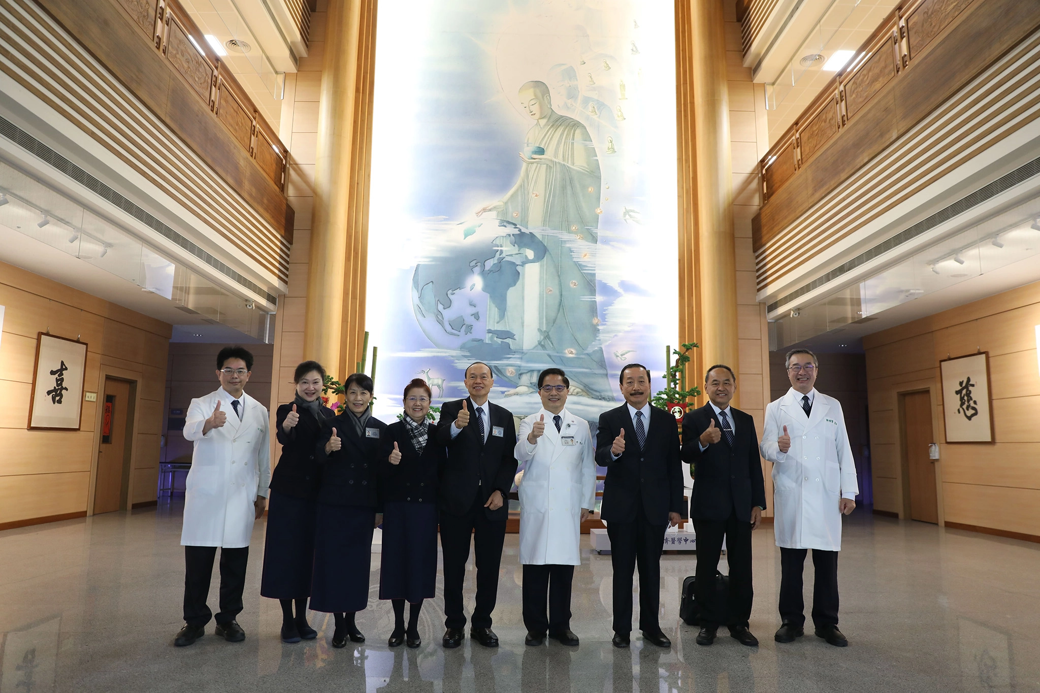 花蓮慈院推動細胞治療及中西醫合併治療，吸引了來自馬來西亞的頂級手套公司執行董事長兼創始人林偉才、成功集團創辦人陳志遠等實業家一行23人到院參訪。