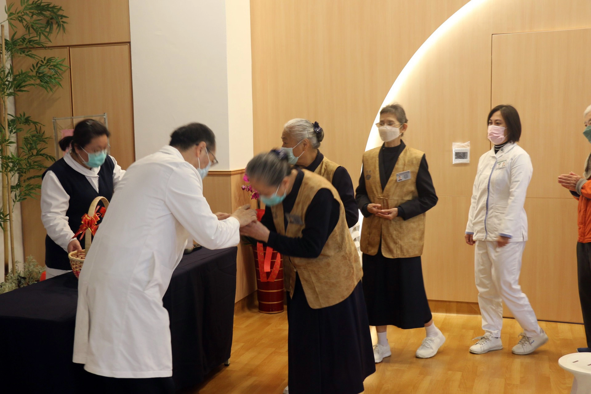 三義慈濟中醫醫院院長葉家舟發送蘋果，祝福同仁、志工與鄉親平安吉祥。