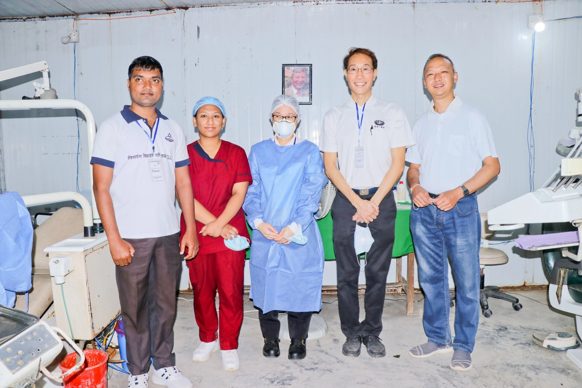 在牙科區服務的新加坡人醫許智亮醫師（右二）感恩能與當地醫療人員及志工一起貢獻良能。