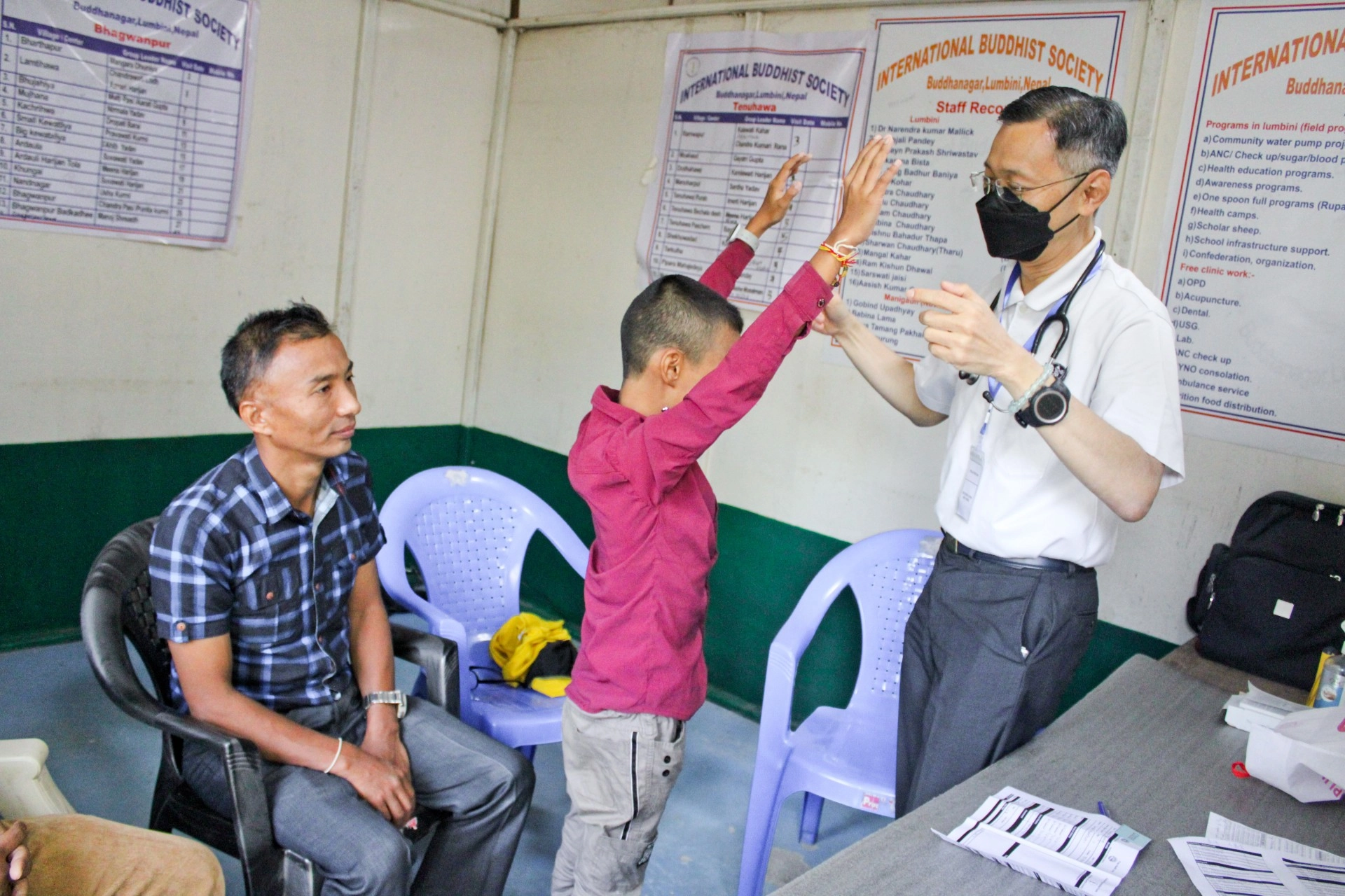 馬來西亞人醫陳成亨醫師發揮兒科專業，為小朋友做檢查。