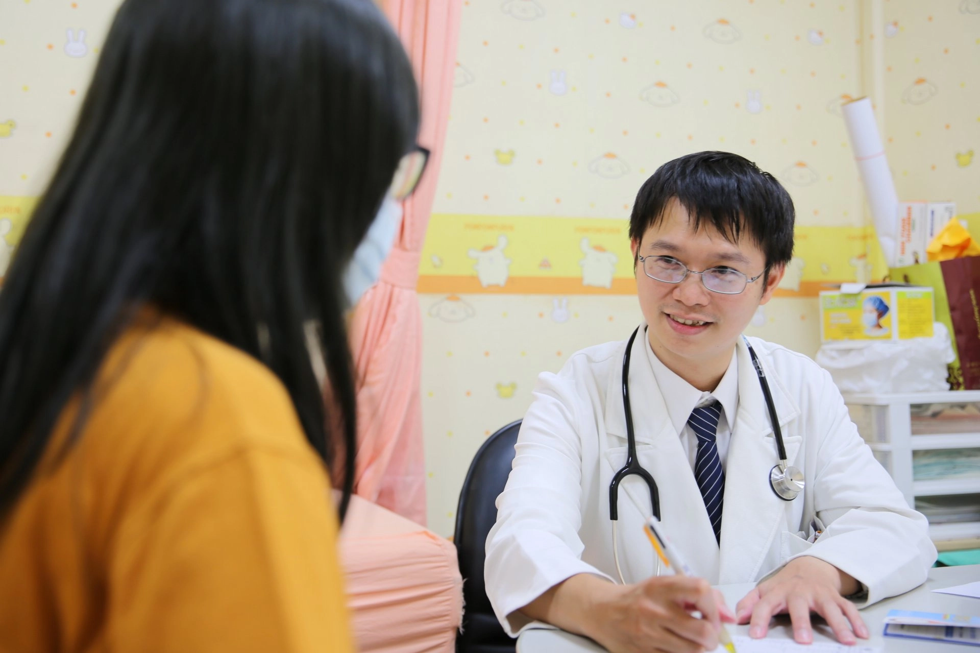 兒科病房主任陳明群表示，小兒團隊不僅針對陳小妹進行內分泌和胰臟炎的症狀治療，還包括後續出院的照護及胰島素衛教。
