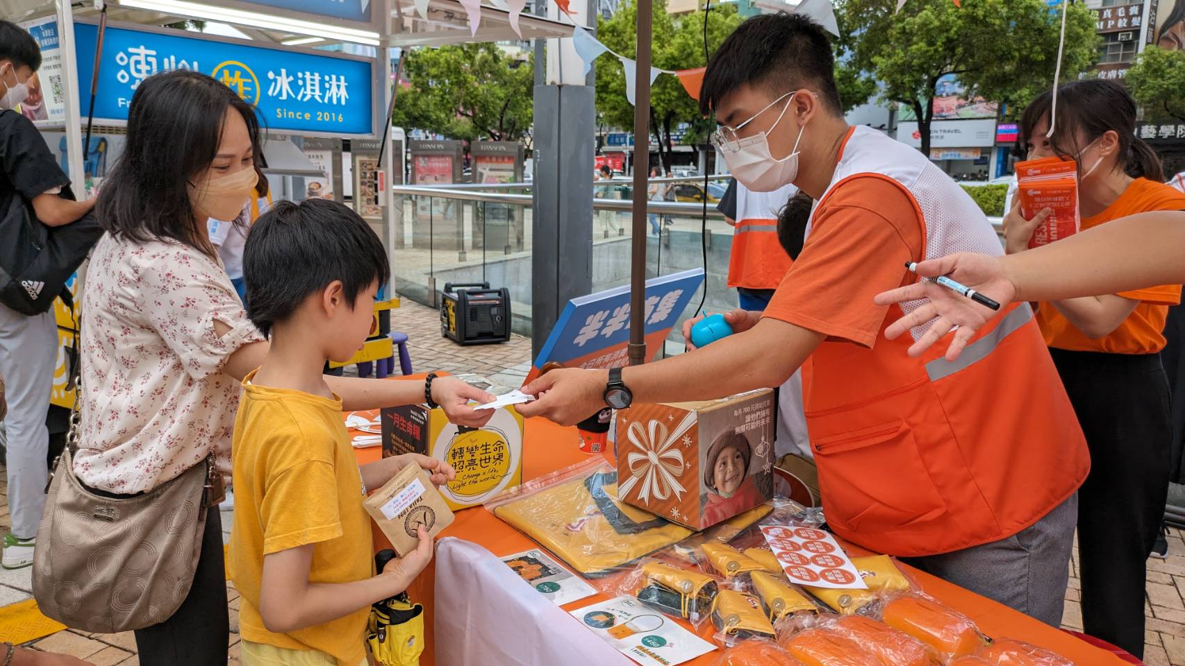 孩子參與半半市集,響應抽獎活動。