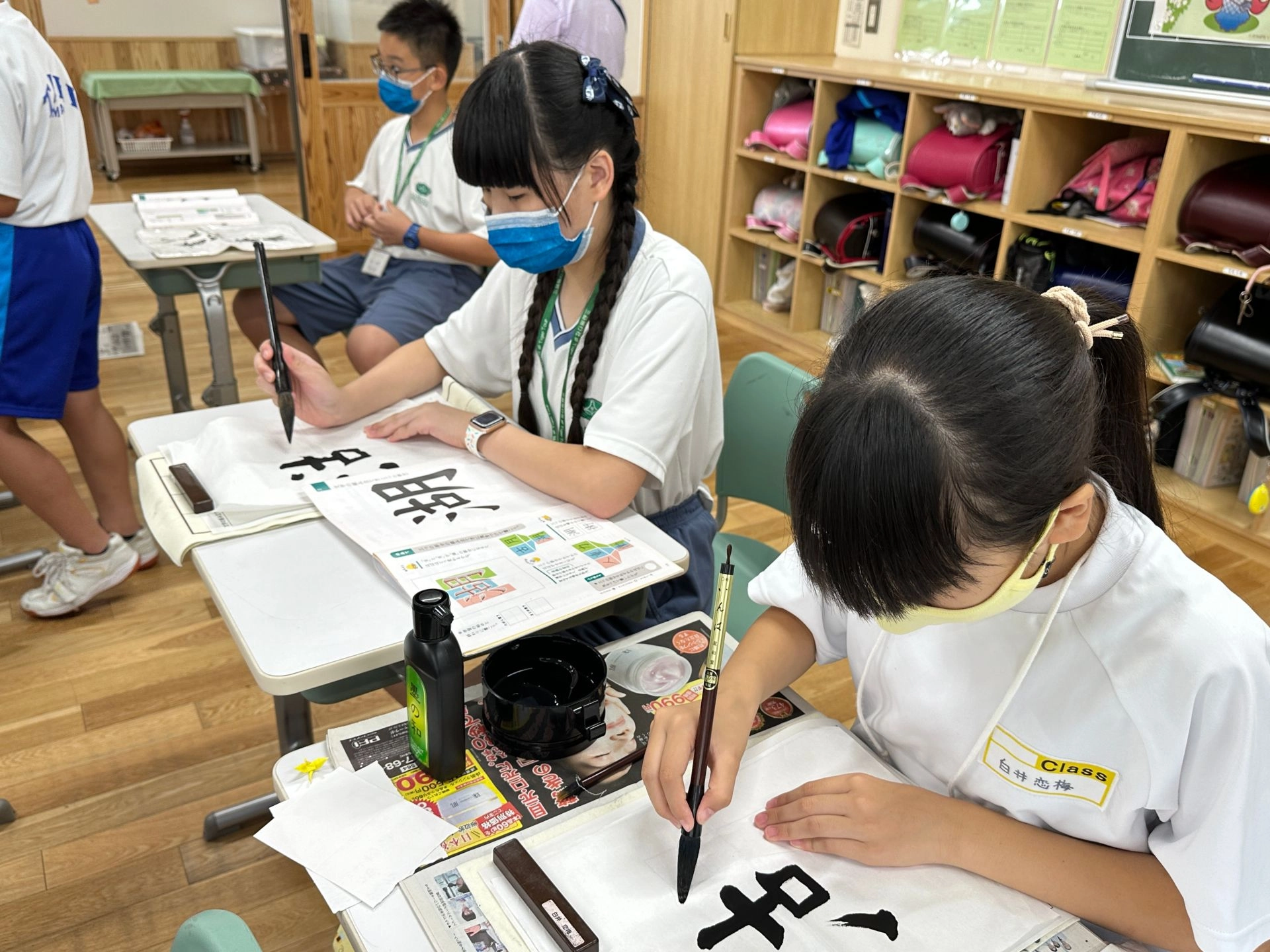 學生體驗日本大榮未來學園貼心設計的書道課程。