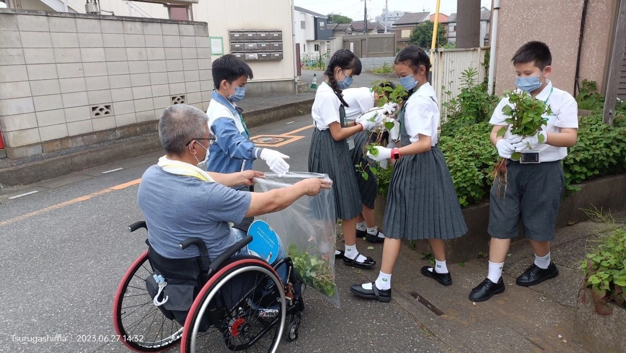 參與日本人文交流的學生分組至照顧戶家中協助整理家園。