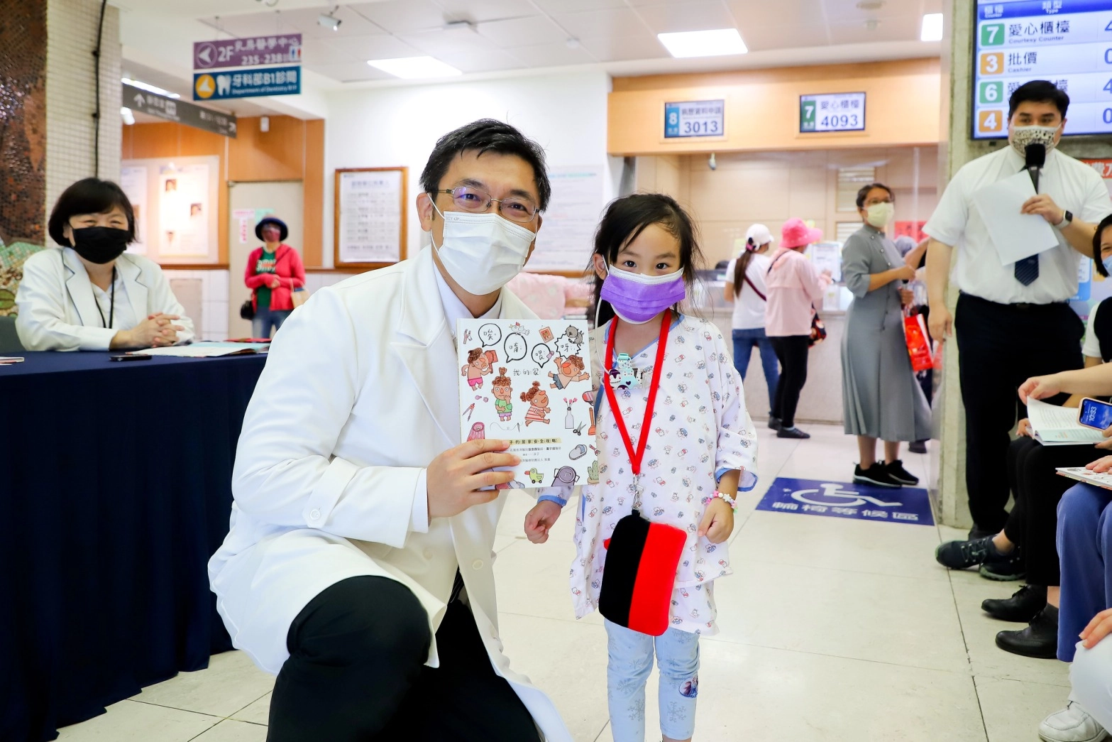 本書總策畫張雲傑醫師致贈繪本給「居家安全有獎徵答」答對的小朋友。