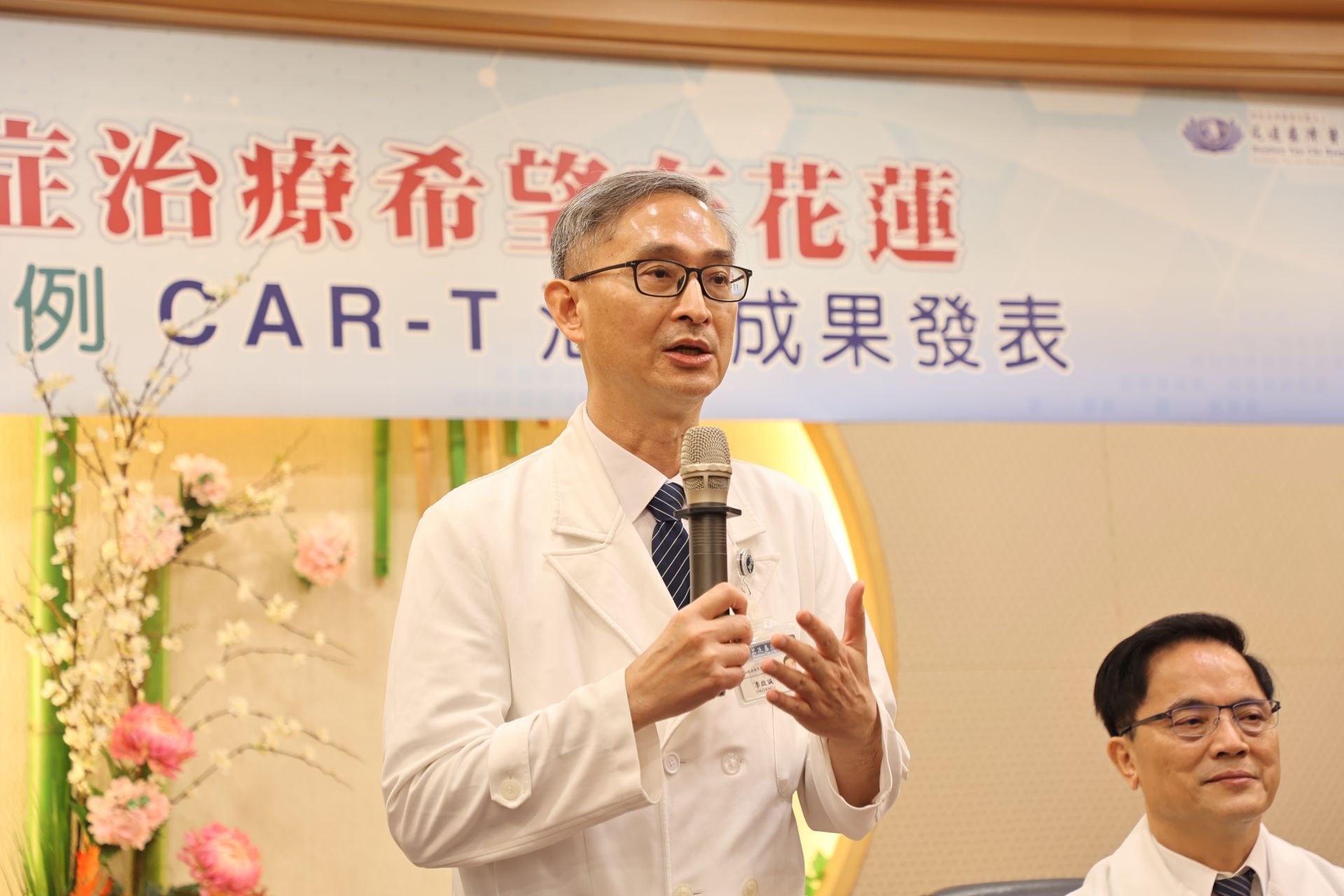幹細胞與精準醫療研發中心李啟誠主任表示,CAR-T療法為一次性治療,T細胞回輸到病人體內時是活潑的,可持續在體內成長並產生抗癌作用,這對於血液腫瘤末期的病人來說根治率約可達到40%。