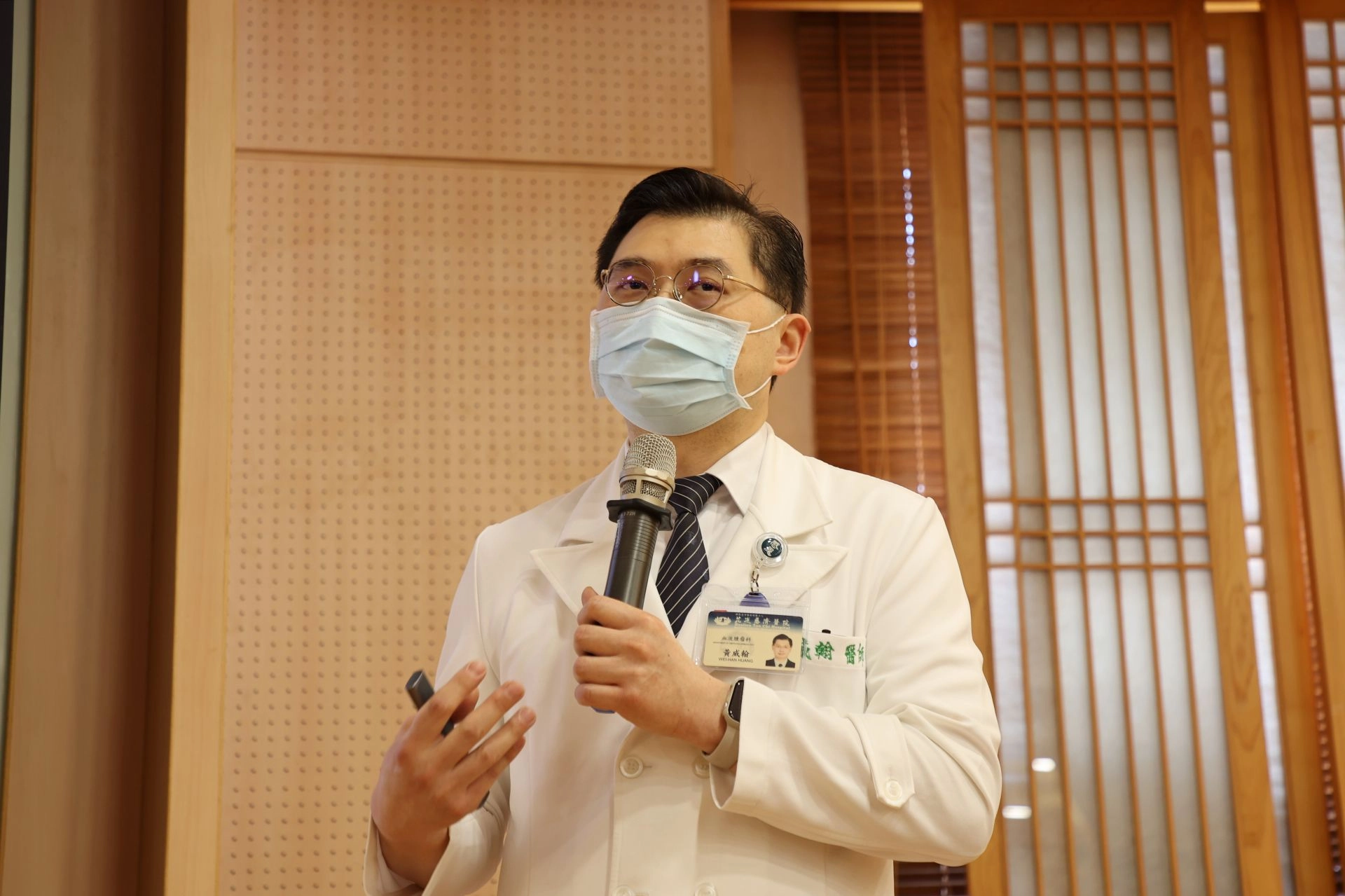 免疫治療科副主任黃威翰說，周醫師2月復發的診斷為具有三重打擊表達的瀰漫性大B細胞淋巴癌，是三種不同的癌症基因最惡性的表達，這樣的淋巴癌在過去，世界上無藥可醫。
