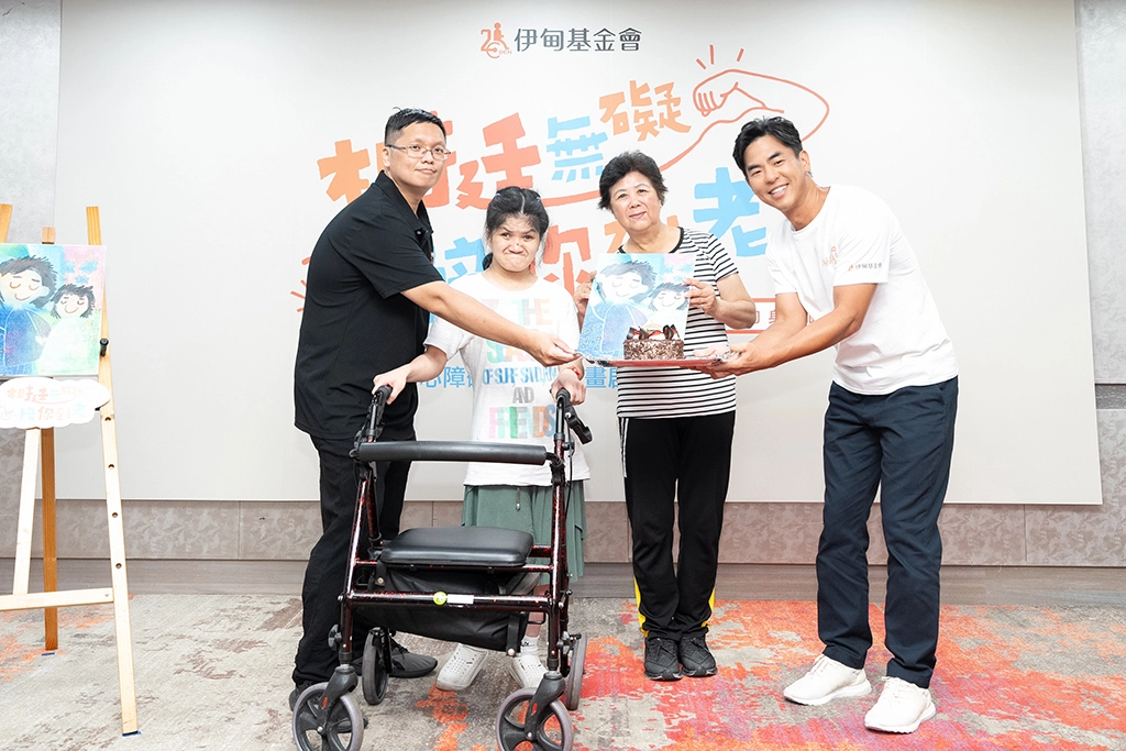 伊甸萬芳啟能中心主任盧紀邦(左一)、服務個案小君(左二)，和公益大使柯有倫(右)一起祝小君媽媽生日快樂。