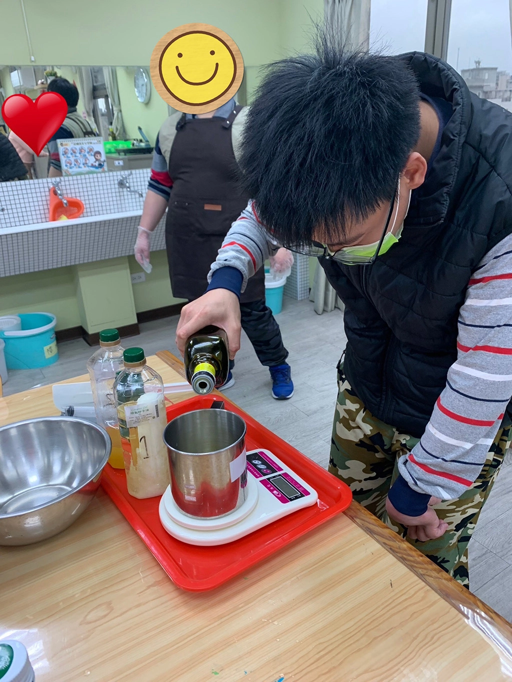 從秤材料的過程中，不僅可以訓練阿原專注力、細膩度外，也能培養正確的工作態度。