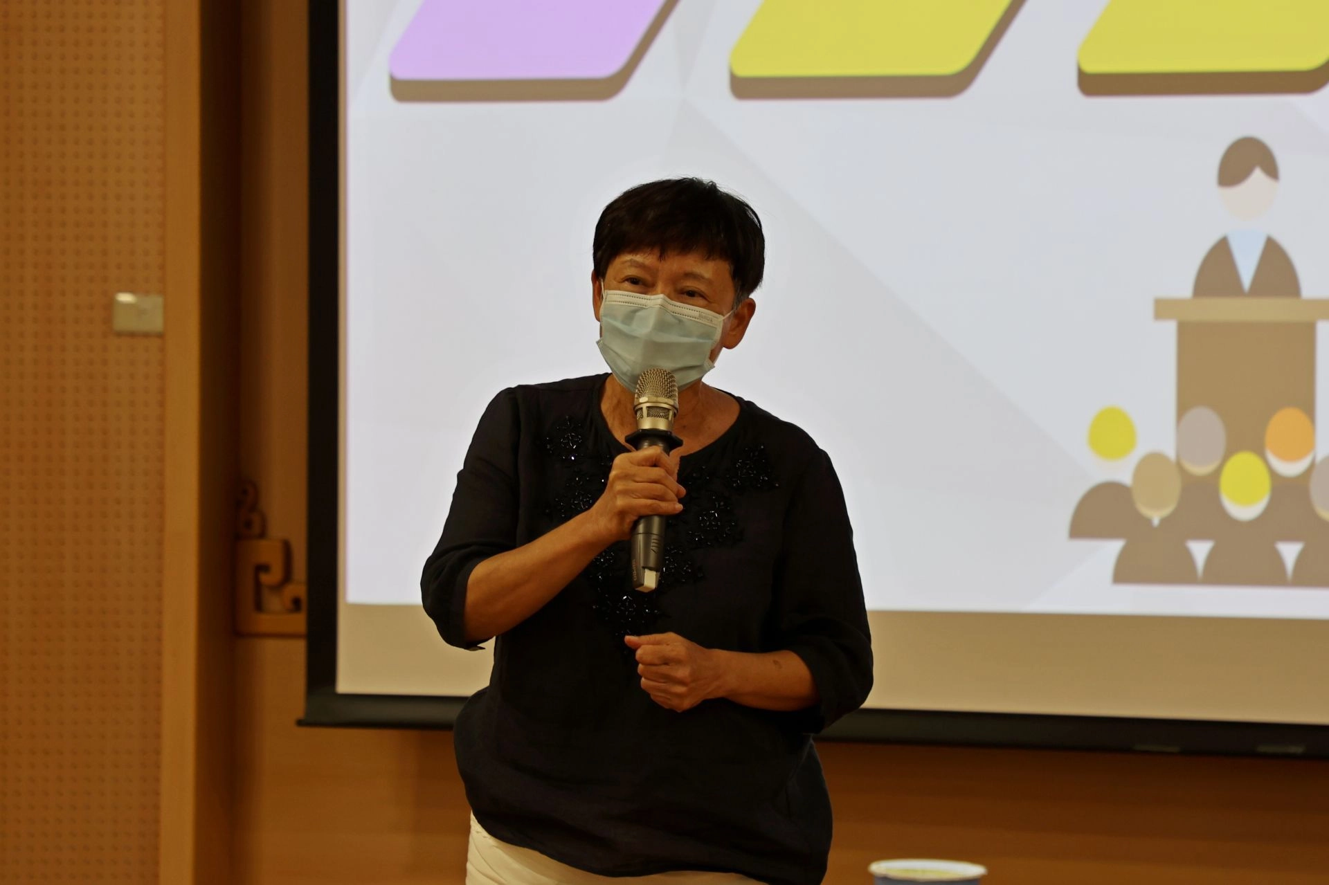 李明玉組長勉勵學員「只要開始，就不怕不進步」。
